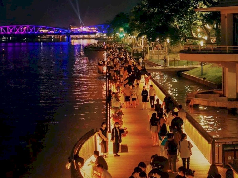 Nguyen Dinh Chieu Walking Street is a lively riverside spot where visitors can stroll, shop, and enjoy the vibrant atmosphere of Hue